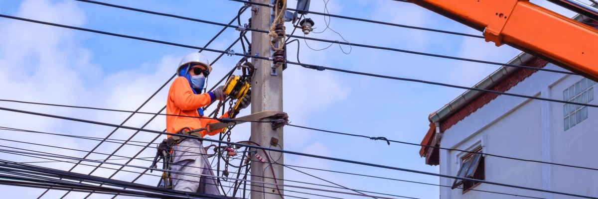 Adicional de periculosidade: eletrecista se expondo ao risco enquanto trabalha na rede elétrica.